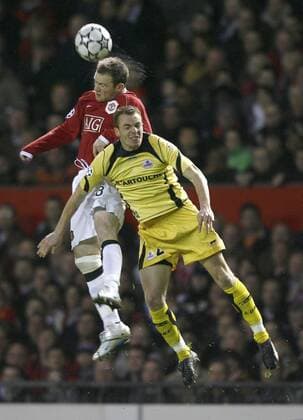Wayne Rooney (Manchester United, li.) gegen Mathieu Chalme (Lille) - EDITORIAL USE ONLY. No use with unauthorised audio, video, data, fixture lists, club league logos or live services. Online in-match use limited to 120 images, no video emulation. No use in betting, games or single club league player publications. Fußball EC 1 Herren Champions League 2006 2007, Manchester United - OSC Lille 1:0, ManU Gruppe Manchester Dynamik, Höhe, Kampf, Fußball EC 1 Herren Champions League 2006 2007, Manchester United - OSC Lille 1:0, ManU Gruppe Manchester Dynamik, Höhe, Kampf,
