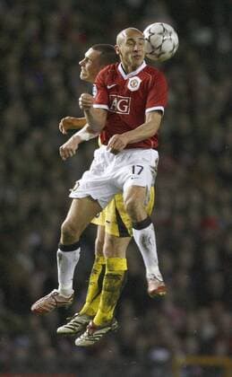 Henrik Larsson (Manchester United, re.) gegen Nicolas Plestan (Lille) - EDITORIAL USE ONLY. No use with unauthorised audio, video, data, fixture lists, club league logos or live services. Online in-match use limited to 120 images, no video emulation. No use in betting, games or single club league player publications. Fußball EC 1 Herren Champions League 2006 2007, Manchester United - OSC Lille 1:0, ManU Gruppe Manchester Dynamik, Höhe, Fußball EC 1 Herren Champions League 2006 2007, Manchester United - OSC Lille 1:0, ManU Gruppe Manchester Dynamik, Höhe,