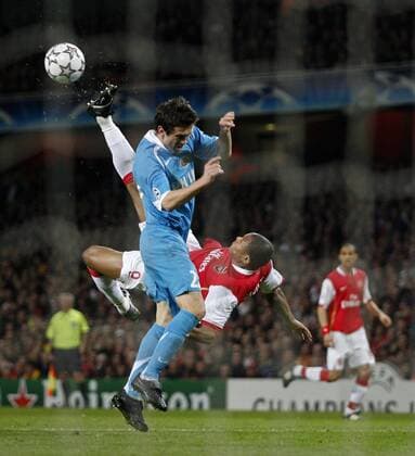 Julio Baptista (Arsenal, re.) akrobatisch gegen Csaba Feher (Eindhoven) - EDITORIAL USE ONLY. No use with unauthorised audio, video, data, fixture lists, club league logos or live services. Online in-match use limited to 120 images, no video emulation. No use in betting, games or single club league player publications. Fußball EC 1 Herren Champions League 2006 2007, FC Arsenal London - PSV Eindhoven 1:1 Gruppe London Dynamik, Höhe, Fußball EC 1 Herren Champions League 2006 2007, FC Arsenal London - PSV Eindhoven 1:1 Gruppe London Dynamik, Höhe,