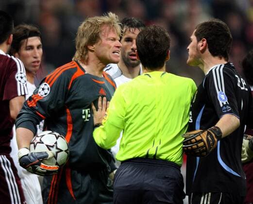Schiedsrichter Lubos Michel (Mitte, Slowakei) muss Torwart Oliver Kahn (Bayern, li.) und dessen Torwartkollegen Iker Casillas (Real Madrid) von einander trennen Fußball EC 1 Herren Champions League 2006 2007, Achtelfinale, FC Bayern München - Real Madrid CF 2:1 Gruppe München Wut, Spannung, Fußball EC 1 Herren Champions League 2006 2007, Achtelfinale, FC Bayern München - Real Madrid CF 2:1 Gruppe München Wut, Spannung,