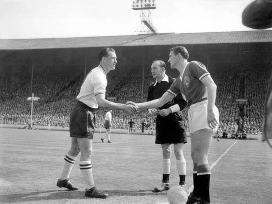 Nathaniel Lofthouse (li., Bolton) und Bill Foulkes (re., Manchester United) - Shakehands der Kapitäne - Fußball Herren English FA Cup 1957 1958, Finale, Endspiel, Manchester United - Bolton Wanderers 0:2 ManU, Vneg, Vsw Gruppe Wembleystadion Stadion London Wembley Fußball Herren English FA Cup 1957 1958, Finale, Endspiel, Manchester United - Bolton Wanderers 0:2 ManU, Vneg, Vsw Gruppe Wembleystadion Stadion London Wembley