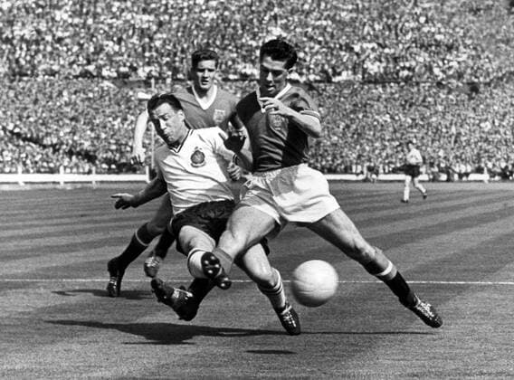 Nathaniel Lofthouse (li., Bolton) gegen Ronald Cope (Manchester United) - Fußball Herren English FA Cup 1957 1958, Finale, Endspiel, Manchester United - Bolton Wanderers 0:2 ManU, Vneg, Vsw Gruppe London Wembley Dynamik, Fußball Herren English FA Cup 1957 1958, Finale, Endspiel, Manchester United - Bolton Wanderers 0:2 ManU, Vneg, Vsw Gruppe London Wembley Dynamik,