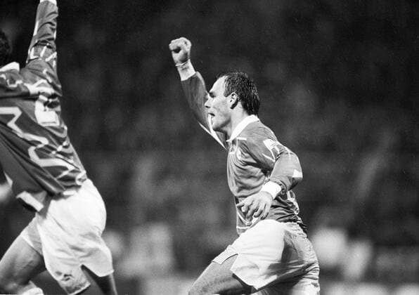 Fußball, CL 1993 1994, SV Werder Bremen - RSC Anderlecht 5-3 Bernd Hobsch (Bremen) - Torjubel Fußball EC 1 Herren Champions League 1993 1994, SV Werder Bremen, Vneg, Vsw Einzelbild Bremen Freude, Begeisterung, Fußball EC 1 Herren Champions League 1993 1994, SV Werder Bremen, Vneg, Vsw Einzelbild Bremen Freude, Begeisterung,