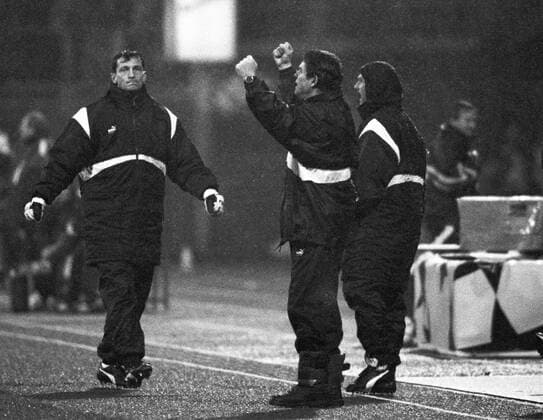 Fußball, CL 1993 1994, SV Werder Bremen - RSC Anderlecht 5-3 Trainer Otto Rehhagel (vorn) - Torjubel, Ersatztorwart Hans Jürgen Gundelach (li., beide Bremen) kann sich nicht so recht freuen Fußball EC 1 Herren Champions League 1993 1994, SV Werder Bremen, Vneg, Vsw Gruppe Bremen Freude, Fußball EC 1 Herren Champions League 1993 1994, SV Werder Bremen, Vneg, Vsw Gruppe Bremen Freude,