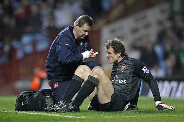 Torwart Jens Lehmann wird von Physiotherapeut Gary Lewin (beide Arsenal) behandelt - EDITORIAL USE ONLY. No use with unauthorised audio, video, data, fixture lists, club league logos or live services. Online in-match use limited to 120 images, no video emulation. No use in betting, games or single club league player publications. Fußball Herren English Premier League 2006 2007, 1. Englische Liga, Arsenal FC London Gruppe Birmingham Fußball Herren English Premier League 2006 2007, 1. Englische Liga, Arsenal FC London Gruppe Birmingham