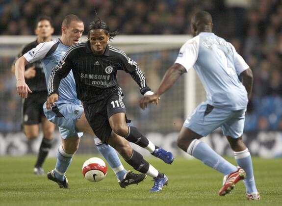 Didier Drogba (Chelsea, Mitte) gegen Richard Dunne (li.) und Micah Richards (beide Manchester City) - EDITORIAL USE ONLY. No use with unauthorised audio, video, data, fixture lists, club league logos or live services. Online in-match use limited to 120 images, no video emulation. No use in betting, games or single club league player publications. Fußball Herren English Premier League 2006 2007, 1. Englische Liga, Manchester City - Chelsea FC London 0:1 Gruppe Manchester Dynamik, Fußball Herren English Premier League 2006 2007, 1. Englische Liga, Manchester City - Chelsea FC London 0:1 Gruppe Manchester Dynamik,