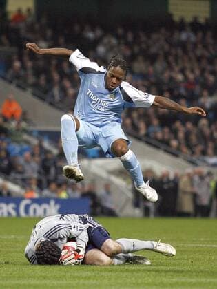 Emile Mpenza (Manchester City) gegen Torwart Petr Cech (Chelsea) - EDITORIAL USE ONLY. No use with unauthorised audio, video, data, fixture lists, club league logos or live services. Online in-match use limited to 120 images, no video emulation. No use in betting, games or single club league player publications. Fußball Herren English Premier League 2006 2007, 1. Englische Liga, Manchester City - Chelsea FC London 0:1 Gruppe Manchester Dynamik, Abwehr Fußball Herren English Premier League 2006 2007, 1. Englische Liga, Manchester City - Chelsea FC London 0:1 Gruppe Manchester Dynamik, Abwehr