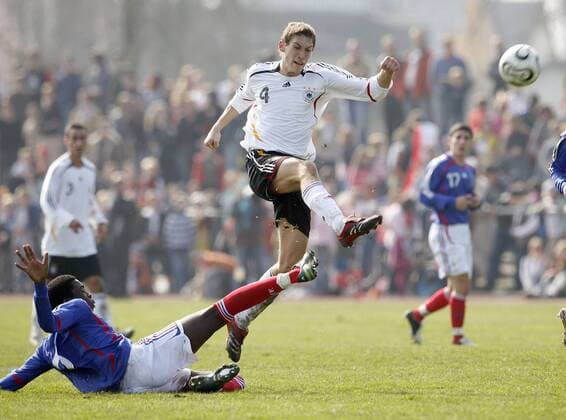Stefan Reinartz (Deutschland U18, re.) am Ball Fußball Länderspiel Herren U18 Freundschaftsspiel 2007, Nationalmannschaft, Nationaltrikot, U 18, Junioren, Jugend Gruppe Kehl Dynamik, Fußball Länderspiel Herren U18 Freundschaftsspiel 2007, Nationalmannschaft, Nationaltrikot, U 18, Junioren, Jugend Gruppe Kehl Dynamik,