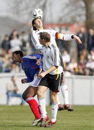Stefan Reinartz (re.) und Kevin Pezzoni (beide Deutschland U18, hi.) gegen Dominique Malonga (Frankreich U18) Fußball Länderspiel Herren U18 Freundschaftsspiel 2007, Nationalmannschaft, Nationaltrikot, U 18, Junioren, Jugend Gruppe Kehl Dynamik, Fußball Länderspiel Herren U18 Freundschaftsspiel 2007, Nationalmannschaft, Nationaltrikot, U 18, Junioren, Jugend Gruppe Kehl Dynamik,