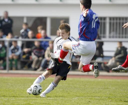 Marco Marin (Deutschland U18, li.) gegen Jeremy Pied (Frankreich U18) Fußball Länderspiel Herren U18 Freundschaftsspiel 2007, Nationalmannschaft, Nationaltrikot, U 18, Junioren, Jugend Gruppe Kehl Dynamik, Fußball Länderspiel Herren U18 Freundschaftsspiel 2007, Nationalmannschaft, Nationaltrikot, U 18, Junioren, Jugend Gruppe Kehl Dynamik,