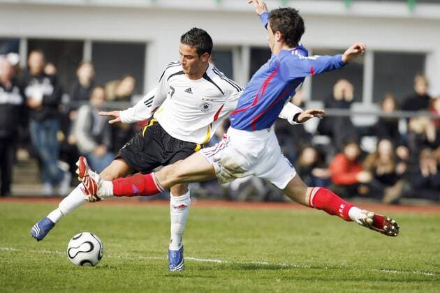 Deniz Naki (Deutschland U18, li.) gegen Yoan Andreu (Frankreich U18) Fußball Länderspiel Herren U18 Freundschaftsspiel 2007, Nationalmannschaft, Nationaltrikot, U 18, Junioren, Jugend Gruppe Kehl Dynamik, Kampf, Fußball Länderspiel Herren U18 Freundschaftsspiel 2007, Nationalmannschaft, Nationaltrikot, U 18, Junioren, Jugend Gruppe Kehl Dynamik, Kampf,