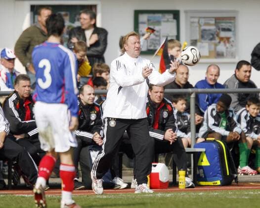 Bundestrainer Horst Hrubesch (Deutschland U18) Fußball Länderspiel Herren U18 Freundschaftsspiel 2007, Nationalmannschaft, Nationaltrikot, U 18, Junioren, Jugend Einzelbild Kehl Fußball Länderspiel Herren U18 Freundschaftsspiel 2007, Nationalmannschaft, Nationaltrikot, U 18, Junioren, Jugend Einzelbild Kehl