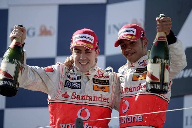 Fernando Alonso (Spanien, li.) und Lewis Hamilton (England beide McLaren Mercedes) jubeln gemeinsam während der Siegerehrung des GP von Australien 2007 Motorsport Grand Prix Herren Großer Preis von Australien 2007, Formel 1 Weltmeisterschaft, F1, F, GP, WM, Gruppe Melbourne Freude, Motorsport Grand Prix Herren Großer Preis von Australien 2007, Formel 1 Weltmeisterschaft, F1, F, GP, WM, Gruppe Melbourne Freude,