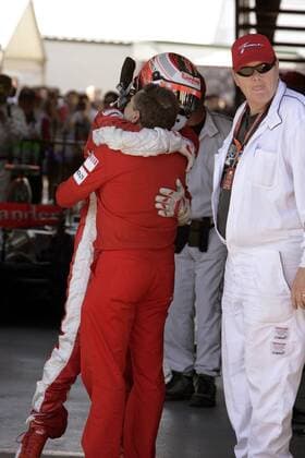 Sieger Kimi Räikkönen (Finnland) umarmt Geschäftsführer Jean Todt (Frankreich beide Ferrari) Motorsport Grand Prix Herren Großer Preis von Australien 2007, Formel 1 Weltmeisterschaft, F1, F, GP, WM, Gruppe Melbourne Freude, Motorsport Grand Prix Herren Großer Preis von Australien 2007, Formel 1 Weltmeisterschaft, F1, F, GP, WM, Gruppe Melbourne Freude,