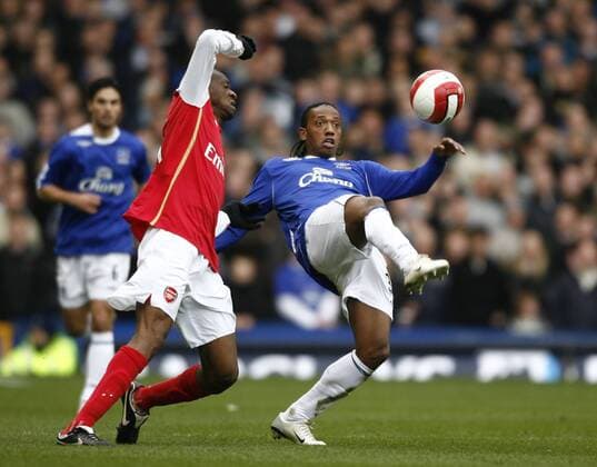 Manuel Fernandes (re., Everton) gegen Vassiriki Abou Diaby (Arsenal) - EDITORIAL USE ONLY. No use with unauthorised audio, video, data, fixture lists, club league logos or live services. Online in-match use limited to 120 images, no video emulation. No use in betting, games or single club league player publications. Fußball Herren English Premier League 2006 2007, 1. Englische Liga, FC Everton - Arsenal FC London 1:0, Vdig Gruppe Liverpool Dynamik, Fußball Herren English Premier League 2006 2007, 1. Englische Liga, FC Everton - Arsenal FC London 1:0, Vdig Gruppe Liverpool Dynamik,