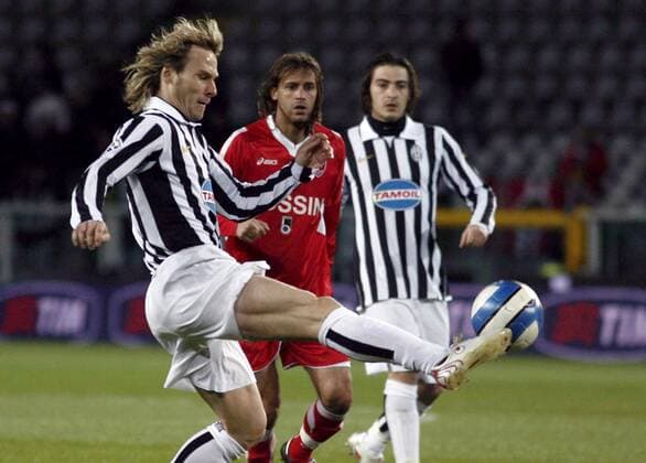 Pavel Nedved (li., Juventus Turin) am Ball - Fußball Herren Serie B 2006 2007, 2. Italienische Liga, Juventus Turin - US Triestina 5:1, Juve, Triest, Vdig Einzelbild Turin Dynamik, Fußball Herren Serie B 2006 2007, 2. Italienische Liga, Juventus Turin - US Triestina 5:1, Juve, Triest, Vdig Einzelbild Turin Dynamik,
