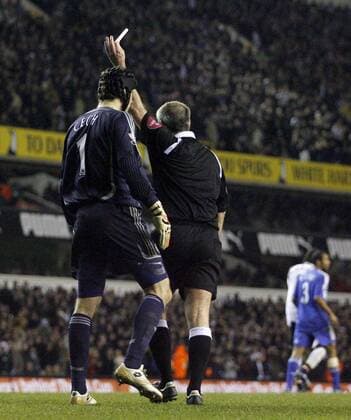 Torwart Petr Cech (Chelsea) sieht von Schiedsrichter Martin Atkinson die gelbe Karte - EDITORIAL USE ONLY. No use with unauthorised audio, video, data, fixture lists, club league logos or live services. Online in-match use limited to 120 images, no video emulation. No use in betting, games or single club league player publications. Fußball Herren FA Cup 2006 2007, Englischer Pokal, Pokalspiel, Chelsea FC London Gruppe London Fußball Herren FA Cup 2006 2007, Englischer Pokal, Pokalspiel, Chelsea FC London Gruppe London
