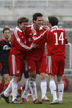Torjubel Bayern II - Torschütze Mats Hummels (Mitte) wird gefeiert Fußball Herren Regionalliga Süd 2006 2007, 3. Liga, FC Bayern München II, Amateure, Amat, A, II Gruppe München Freude, Fußball Herren Regionalliga Süd 2006 2007, 3. Liga, FC Bayern München II, Amateure, Amat, A, II Gruppe München Freude,
