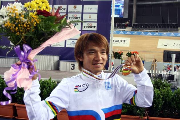 Wong Kam Po (Hongkong) bejubelt seinen Sieg im Scratch bei der WM 2007 in Palma de Mallorca - Radsport WM Herren WM 2007, Rad, Bahn, Halle, Indoor, Bahnrad, Bahnradsport, , Nationaltrikot Einzelbild Palma de Mallorca Freude, Radsport WM Herren WM 2007, Rad, Bahn, Halle, Indoor, Bahnrad, Bahnradsport, , Nationaltrikot Einzelbild Palma de Mallorca Freude,