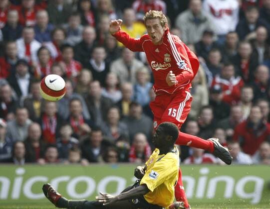 Peter Crouch (Liverpool, hint.) gegen Kolo Toure (Arsenal) - EDITORIAL USE ONLY. No use with unauthorised audio, video, data, fixture lists, club league logos or live services. Online in-match use limited to 120 images, no video emulation. No use in betting, games or single club league player publications. Fußball Herren English Premier League 2006 2007, 1. Englische Liga, FC Liverpool - Arsenal FC London 4:1 Gruppe Liverpool Dynamik, Fußball Herren English Premier League 2006 2007, 1. Englische Liga, FC Liverpool - Arsenal FC London 4:1 Gruppe Liverpool Dynamik,
