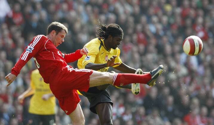 Jamie Carragher (Liverpool, li.) gegen Emmanuel Adebayor (Arsenal) - EDITORIAL USE ONLY. No use with unauthorised audio, video, data, fixture lists, club league logos or live services. Online in-match use limited to 120 images, no video emulation. No use in betting, games or single club league player publications. Fußball Herren English Premier League 2006 2007, 1. Englische Liga, FC Liverpool - Arsenal FC London 4:1 Gruppe Liverpool Dynamik, Fußball Herren English Premier League 2006 2007, 1. Englische Liga, FC Liverpool - Arsenal FC London 4:1 Gruppe Liverpool Dynamik,