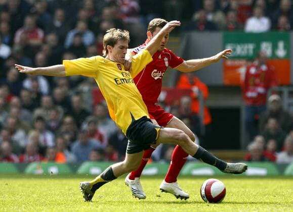Aliaksandr Hleb (Arsenal, li.) gegen Fabio Aurelio (Liverpool) - EDITORIAL USE ONLY. No use with unauthorised audio, video, data, fixture lists, club league logos or live services. Online in-match use limited to 120 images, no video emulation. No use in betting, games or single club league player publications. Fußball Herren English Premier League 2006 2007, 1. Englische Liga, FC Liverpool - Arsenal FC London 4:1 Gruppe Liverpool Fußball Herren English Premier League 2006 2007, 1. Englische Liga, FC Liverpool - Arsenal FC London 4:1 Gruppe Liverpool