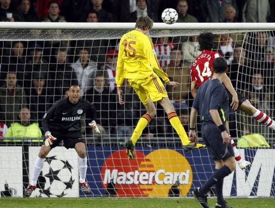 Peter Crouch (Liverpool, Mitte) erzielt gegen Torwart Heurelho Gomes (Eindhoven) das 3:0 - EDITORIAL USE ONLY. No use with unauthorised audio, video, data, fixture lists, club league logos or live services. Online in-match use limited to 120 images, no video emulation. No use in betting, games or single club league player publications. Fußball EC 1 Herren Champions League 2006 2007, PSV Eindhoven - FC Liverpool 0:3 Gruppe Eindhoven Dynamik, Höhe, Fußball EC 1 Herren Champions League 2006 2007, PSV Eindhoven - FC Liverpool 0:3 Gruppe Eindhoven Dynamik, Höhe,