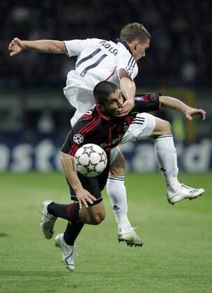Lukas Podolski (hi., Bayern) gegen Gennaro Gattuso (AC Mailand) - EDITORIAL USE ONLY. No use with unauthorised audio, video, data, fixture lists, club league logos or live services. Online in-match use limited to 120 images, no video emulation. No use in betting, games or single club league player publications. Fußball EC 1 Herren Champions League 2006 2007, AC Mailand - FC Bayern München 2:2, Milan, Vdig Gruppe Mailand Dynamik, Kampf, Fußball EC 1 Herren Champions League 2006 2007, AC Mailand - FC Bayern München 2:2, Milan, Vdig Gruppe Mailand Dynamik, Kampf,