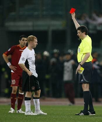 Paul Scholes (Manchester United, 2.v.li.) sieht von Schiedsrichter Herbert Fandel (Deutschland) die gelb rote Karte - EDITORIAL USE ONLY. No use with unauthorised audio, video, data, fixture lists, club league logos or live services. Online in-match use limited to 120 images, no video emulation. No use in betting, games or single club league player publications. Fußball EC 1 Herren Champions League 2006 2007, AS Rom - Manchester United, Roma, ManU Gruppe Rom Fußball EC 1 Herren Champions League 2006 2007, AS Rom - Manchester United, Roma, ManU Gruppe Rom