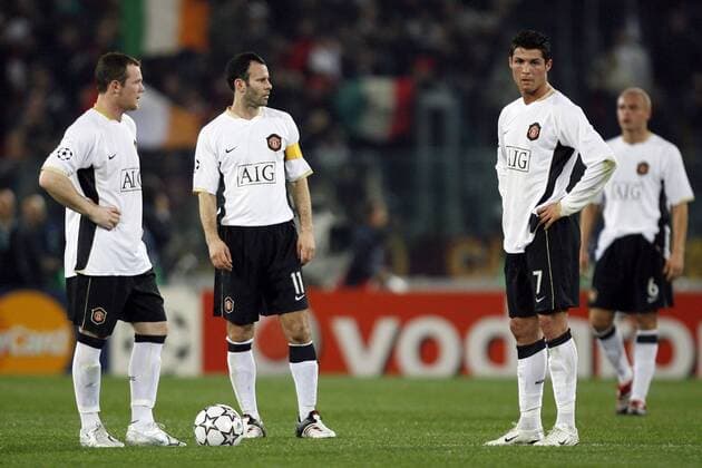 Wayne Rooney (li.), Ryan Giggs (Mitte) und Cristiano Ronaldo (alle Manchester United) enttäuscht am Anstoß - EDITORIAL USE ONLY. No use with unauthorised audio, video, data, fixture lists, club league logos or live services. Online in-match use limited to 120 images, no video emulation. No use in betting, games or single club league player publications. Fußball EC 1 Herren Champions League 2006 2007, Manchester United, ManU Gruppe Rom Enttäuschung, Fußball EC 1 Herren Champions League 2006 2007, Manchester United, ManU Gruppe Rom Enttäuschung,