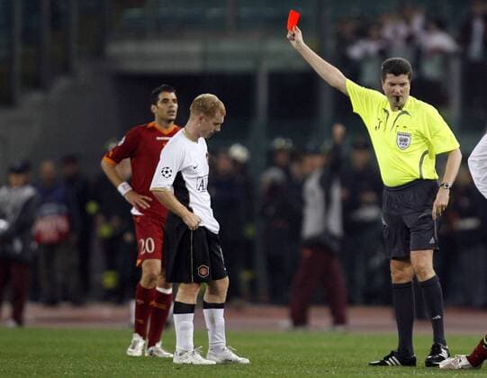 FIFA Schiedsrichter Herbert Fandel (Deutschland) zeigt Paul Scholes (Manchester United, 2.v.li.) die gelb rote Karte - EDITORIAL USE ONLY. No use with unauthorised audio, video, data, fixture lists, club league logos or live services. Online in-match use limited to 120 images, no video emulation. No use in betting, games or single club league player publications. Fußball EC 1 Herren Champions League 2006 2007, AS Rom - Manchester United 2:1, ManU, Roma Gruppe Rom Fußball EC 1 Herren Champions League 2006 2007, AS Rom - Manchester United 2:1, ManU, Roma Gruppe Rom