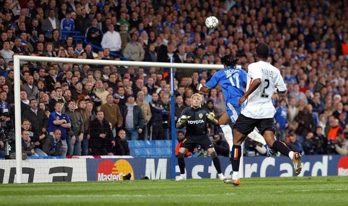 Didier Drogba (Chelsea, Mitte) erzielt das 1:1 gegen Torwart Santiago Canizares (li.) und Miguel (beide Valencia) - EDITORIAL USE ONLY. No use with unauthorised audio, video, data, fixture lists, club league logos or live services. Online in-match use limited to 120 images, no video emulation. No use in betting, games or single club league player publications. Fußball EC 1 Herren Champions League 2006 2007, FC Chelsea London - FC Valencia 1:1, CF Totale London Dynamik, Fußball EC 1 Herren Champions League 2006 2007, FC Chelsea London - FC Valencia 1:1, CF Totale London Dynamik,