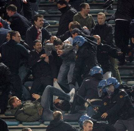 Polizisten gehen mit Schlagstöcken gegen Randalierer im Fanblock von Manchester United vor - EDITORIAL USE ONLY. No use with unauthorised audio, video, data, fixture lists, club league logos or live services. Online in-match use limited to 120 images, no video emulation. No use in betting, games or single club league player publications. Fußball EC 1 Herren Champions League 2006 2007, AS Rom - Manchester United 2:1, Roma, ManU, Fanausschreitungen, Totale Hooligans, Fanblock, Krawalle security Rom o0 Härte Carabinieri, Gästeblock, Gästefans Kampf Fußball EC 1 Herren Champions League 2006 2007, AS Rom - Manchester United 2:1, Roma, ManU, Fanausschreitungen, Totale Hooligans, Fanblock, Krawalle security Rom o0 Härte Carabinieri, Gästeblock, Gästefans Kampf
