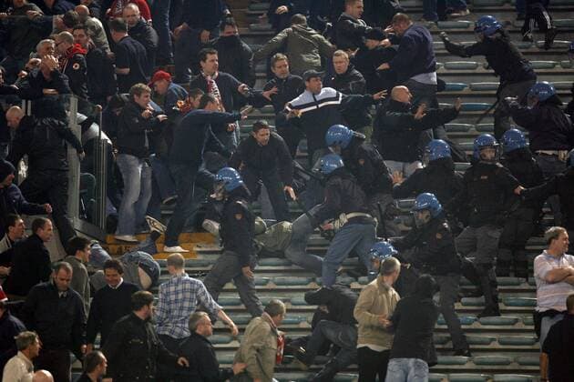 Polizisten gehen mit Schlagstöcken gegen Randalierer im Fanblock von Manchester United vor - EDITORIAL USE ONLY. No use with unauthorised audio, video, data, fixture lists, club league logos or live services. Online in-match use limited to 120 images, no video emulation. No use in betting, games or single club league player publications. Fußball EC 1 Herren Champions League 2006 2007, AS Rom - Manchester United 2:1, Roma, ManU, Fanausschreitungen, Totale Hooligans, Fanblock, Krawalle security Rom o0 Härte Carabinieri, Gästeblock, Gästefans Kampf Fußball EC 1 Herren Champions League 2006 2007, AS Rom - Manchester United 2:1, Roma, ManU, Fanausschreitungen, Totale Hooligans, Fanblock, Krawalle security Rom o0 Härte Carabinieri, Gästeblock, Gästefans Kampf