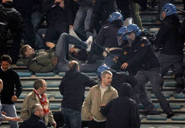Polizisten gehen mit Schlagstöcken gegen Randalierer im Fanblock von Manchester United vor - EDITORIAL USE ONLY. No use with unauthorised audio, video, data, fixture lists, club league logos or live services. Online in-match use limited to 120 images, no video emulation. No use in betting, games or single club league player publications. Fußball EC 1 Herren Champions League 2006 2007, AS Rom - Manchester United 2:1, Roma, ManU, Fanausschreitungen, Totale Hooligans, Fanblock, Krawalle security Rom o0 Härte Carabinieri, Gästeblock, Gästefans Kampf Fußball EC 1 Herren Champions League 2006 2007, AS Rom - Manchester United 2:1, Roma, ManU, Fanausschreitungen, Totale Hooligans, Fanblock, Krawalle security Rom o0 Härte Carabinieri, Gästeblock, Gästefans Kampf