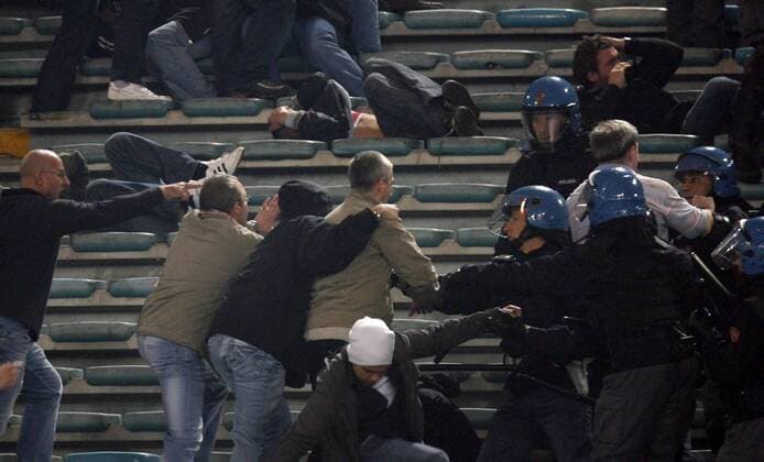 Polizisten gehen mit Schlagstöcken gegen Randalierer im Fanblock von Manchester United vor - EDITORIAL USE ONLY. No use with unauthorised audio, video, data, fixture lists, club league logos or live services. Online in-match use limited to 120 images, no video emulation. No use in betting, games or single club league player publications. Fußball EC 1 Herren Champions League 2006 2007, AS Rom - Manchester United 2:1, Roma, ManU, Fanausschreitungen, Totale Hooligans, Fanblock, Krawalle security Rom o0 Härte Carabinieri, Gästeblock, Gästefans Kampf Fußball EC 1 Herren Champions League 2006 2007, AS Rom - Manchester United 2:1, Roma, ManU, Fanausschreitungen, Totale Hooligans, Fanblock, Krawalle security Rom o0 Härte Carabinieri, Gästeblock, Gästefans Kampf