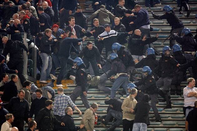 Polizisten gehen mit Schlagstöcken gegen Randalierer im Fanblock von Manchester United vor - EDITORIAL USE ONLY. No use with unauthorised audio, video, data, fixture lists, club league logos or live services. Online in-match use limited to 120 images, no video emulation. No use in betting, games or single club league player publications. Fußball EC 1 Herren Champions League 2006 2007, AS Rom - Manchester United 2:1, Roma, ManU, Fanausschreitungen, Totale Hooligans, Fanblock, Krawalle security Rom o0 Härte Carabinieri, Gästeblock, Gästefans Kampf Fußball EC 1 Herren Champions League 2006 2007, AS Rom - Manchester United 2:1, Roma, ManU, Fanausschreitungen, Totale Hooligans, Fanblock, Krawalle security Rom o0 Härte Carabinieri, Gästeblock, Gästefans Kampf