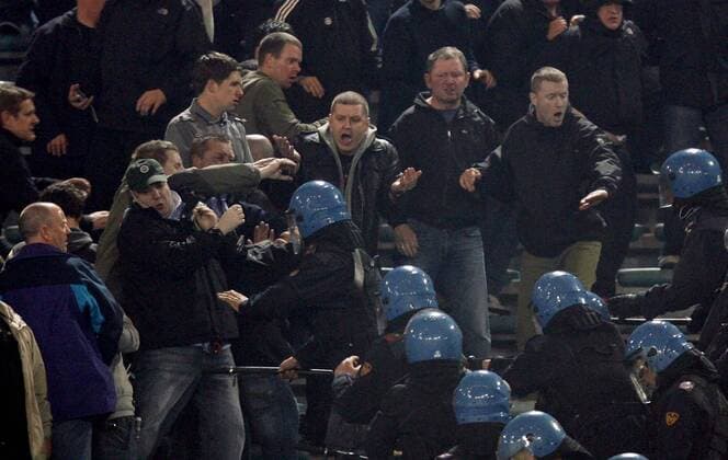 Polizisten gehen mit Schlagstöcken gegen Randalierer im Fanblock von Manchester United vor - EDITORIAL USE ONLY. No use with unauthorised audio, video, data, fixture lists, club league logos or live services. Online in-match use limited to 120 images, no video emulation. No use in betting, games or single club league player publications. Fußball EC 1 Herren Champions League 2006 2007, AS Rom - Manchester United 2:1, Roma, ManU, Fanausschreitungen, Totale Hooligans, Fanblock, Krawalle security Rom o0 Härte Carabinieri, Gästeblock, Gästefans Kampf Fußball EC 1 Herren Champions League 2006 2007, AS Rom - Manchester United 2:1, Roma, ManU, Fanausschreitungen, Totale Hooligans, Fanblock, Krawalle security Rom o0 Härte Carabinieri, Gästeblock, Gästefans Kampf