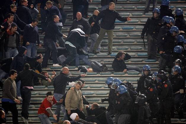 Polizisten gehen mit Schlagstöcken gegen Randalierer im Fanblock von Manchester United vor - EDITORIAL USE ONLY. No use with unauthorised audio, video, data, fixture lists, club league logos or live services. Online in-match use limited to 120 images, no video emulation. No use in betting, games or single club league player publications. Fußball EC 1 Herren Champions League 2006 2007, AS Rom - Manchester United 2:1, Roma, ManU, Fanausschreitungen, Totale Hooligans, Fanblock, Krawalle security Rom Carabinieri, Gästeblock, Gästefans Fußball EC 1 Herren Champions League 2006 2007, AS Rom - Manchester United 2:1, Roma, ManU, Fanausschreitungen, Totale Hooligans, Fanblock, Krawalle security Rom Carabinieri, Gästeblock, Gästefans