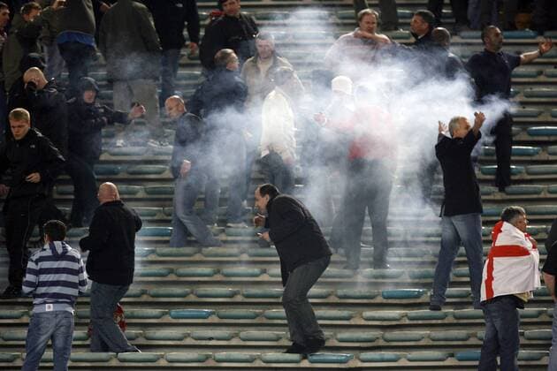 Randalierer zünden im Fanblock von Manchester United eine Rauchbombe - EDITORIAL USE ONLY. No use with unauthorised audio, video, data, fixture lists, club league logos or live services. Online in-match use limited to 120 images, no video emulation. No use in betting, games or single club league player publications. Fußball EC 1 Herren Champions League 2006 2007, AS Rom - Manchester United 2:1, Roma, ManU, Fanausschreitungen Totale Hooligans, Fanblock, Krawalle Rom Gästeblock, Gästefans Fußball EC 1 Herren Champions League 2006 2007, AS Rom - Manchester United 2:1, Roma, ManU, Fanausschreitungen Totale Hooligans, Fanblock, Krawalle Rom Gästeblock, Gästefans