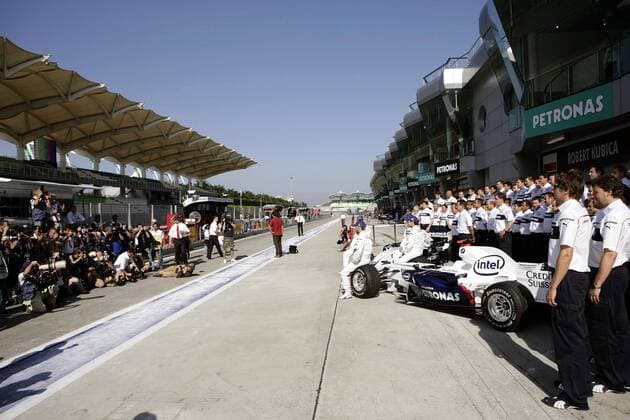Großes Medieninteresse beim Gruppenfoto von BMW Sauber Motorsport Grand Prix Herren Großer Preis von Malaysia 2007, Formel 1 Weltmeisterschaft, F1, F, GP, WM Totale International Circuit Sepang Kuala Lumpur Motorsport Grand Prix Herren Großer Preis von Malaysia 2007, Formel 1 Weltmeisterschaft, F1, F, GP, WM Totale International Circuit Sepang Kuala Lumpur