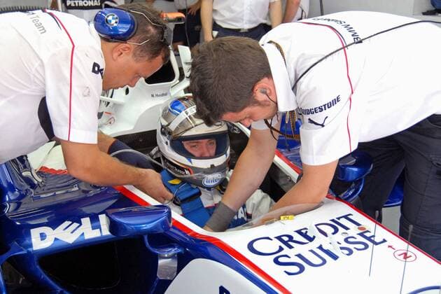 Nick Heidfeld (Deutschland BMW Sauber) lässt sich von Technikern in seinem im Cockpit seines Boliden festschnallen - Motorsport Grand Prix Herren Großer Preis von Malaysia 2007, Formel 1 Weltmeisterschaft, F1, F, GP, WM, Qualifying Gruppe Kuala Lumpur Sepang Motorsport Grand Prix Herren Großer Preis von Malaysia 2007, Formel 1 Weltmeisterschaft, F1, F, GP, WM, Qualifying Gruppe Kuala Lumpur Sepang