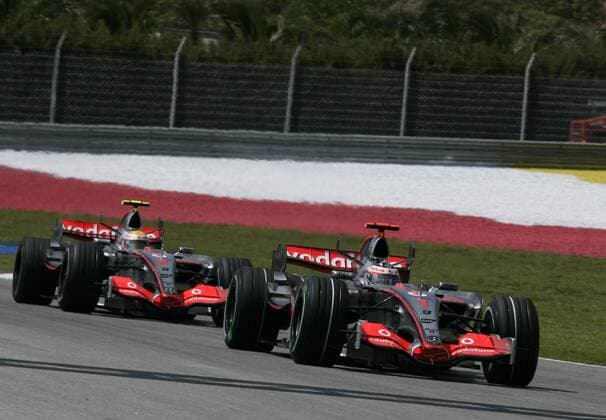 Fernando Alonso (Spanien) vor seinem Teamkollegen Lewis Hamilton (England McLaren Mercedes) Motorsport Grand Prix Herren Großer Preis von Malaysia 2007, Formel 1 Weltmeisterschaft, F1, F, GP, WM, Qualifying Gruppe Kuala Lumpur Sepang Motorsport Grand Prix Herren Großer Preis von Malaysia 2007, Formel 1 Weltmeisterschaft, F1, F, GP, WM, Qualifying Gruppe Kuala Lumpur Sepang