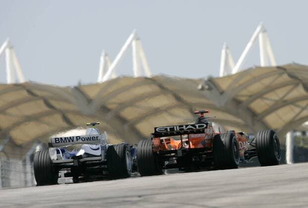 Adrian Sutil (Deutschland Spyker, re.) überholt Robert Kubica (Polen BMW Sauber) Motorsport Grand Prix Herren Großer Preis von Malaysia 2007, Formel 1 Weltmeisterschaft, F1, F, GP, WM, Qualifying Einzelbild Kuala Lumpur Sepang Kampf, Motorsport Grand Prix Herren Großer Preis von Malaysia 2007, Formel 1 Weltmeisterschaft, F1, F, GP, WM, Qualifying Einzelbild Kuala Lumpur Sepang Kampf,