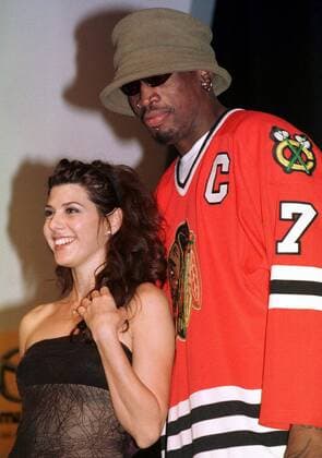 Dennis Rodman (Chicago Bulls) und Schauspielerin Marisa Tomei (beide USA) bei dem Mazda Out of the Box Award - (NYP98120703) Basketball Herren NBA 1997 1998, Promo, Promotionaktion, Werbeaktion, Werbung Gruppe New York, NY, N.Y. Freude, Basketball Herren NBA 1997 1998, Promo, Promotionaktion, Werbeaktion, Werbung Gruppe New York, NY, N.Y. Freude,