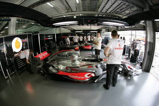 Mechaniker bereiten einen McLaren Mercedes Boliden vor Motorsport Grand Prix Herren Großer Preis von Malaysia 2007, Formel 1 Weltmeisterschaft, F1, F, GP, WM Totale Kuala Lumpur Sepang Motorsport Grand Prix Herren Großer Preis von Malaysia 2007, Formel 1 Weltmeisterschaft, F1, F, GP, WM Totale Kuala Lumpur Sepang