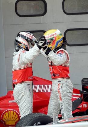 Fernando Alonso (Spanien, li.) feiert mit seinem Teamkollegen Lewis Hamilton (England McLaren Mercedes) den Doppelsieg beim GP von Malaysia 2007 Motorsport Grand Prix Herren Großer Preis von Malaysia 2007, Formel 1 Weltmeisterschaft, F1, F, GP, WM Gruppe Kuala Lumpur Sepang Freude, Motorsport Grand Prix Herren Großer Preis von Malaysia 2007, Formel 1 Weltmeisterschaft, F1, F, GP, WM Gruppe Kuala Lumpur Sepang Freude,