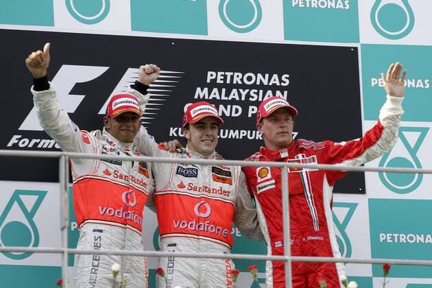 Siegerehrung beim GP von Malaysia 2007: Sieger Fernando Alonso (Spanien, Mitte), Lewis Hamilton (England beide McLaren Mercedes, li.) und Kimi Räikkönen (Finnland Ferrari) Motorsport Grand Prix Herren Großer Preis von Malaysia 2007, Formel 1 Weltmeisterschaft, F1, F, GP, WM Gruppe Kuala Lumpur Sepang Freude, Motorsport Grand Prix Herren Großer Preis von Malaysia 2007, Formel 1 Weltmeisterschaft, F1, F, GP, WM Gruppe Kuala Lumpur Sepang Freude,