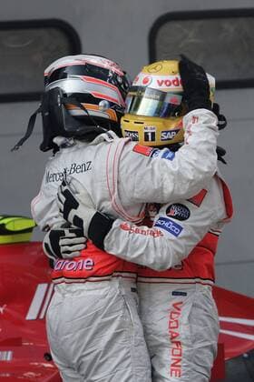 Sieger Fernando Alonso (Spanien, li.) umarmt nach dem Doppelsieg beim GP von Malaysia 2007 Teamkollege Lewis Hamilton (England beide McLaren Mercedes) Motorsport Grand Prix Herren Großer Preis von Malaysia 2007, Formel 1 Weltmeisterschaft, F1, F, GP, WM Gruppe Sepang Kuala Lumpur Harmonie, Freude, Motorsport Grand Prix Herren Großer Preis von Malaysia 2007, Formel 1 Weltmeisterschaft, F1, F, GP, WM Gruppe Sepang Kuala Lumpur Harmonie, Freude,