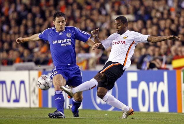Miguel (Valencia, re.) gegen Frank Lampard (Chelsea) - EDITORIAL USE ONLY. No use with unauthorised audio, video, data, fixture lists, club league logos or live services. Online in-match use limited to 120 images, no video emulation. No use in betting, games or single club league player publications. Fußball EC 1 Herren Champions League 2006 2007, FC Chelsea London - FC Valencia Gruppe Valencia Dynamik, Fußball EC 1 Herren Champions League 2006 2007, FC Chelsea London - FC Valencia Gruppe Valencia Dynamik,